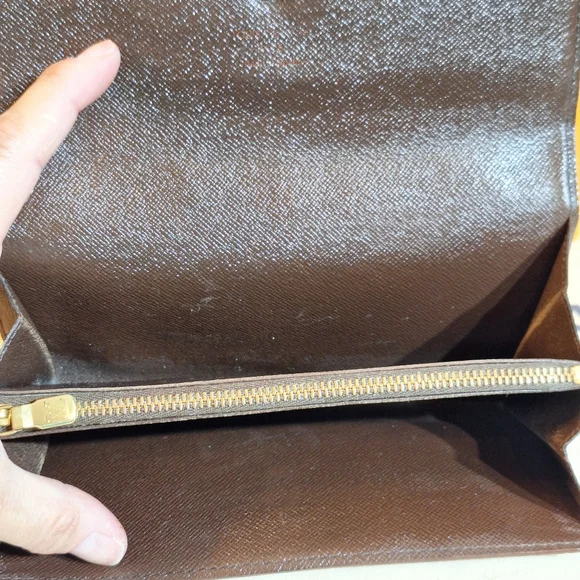 Louis Vuitton Damier Sarah Wallet - Picture 8 of 16